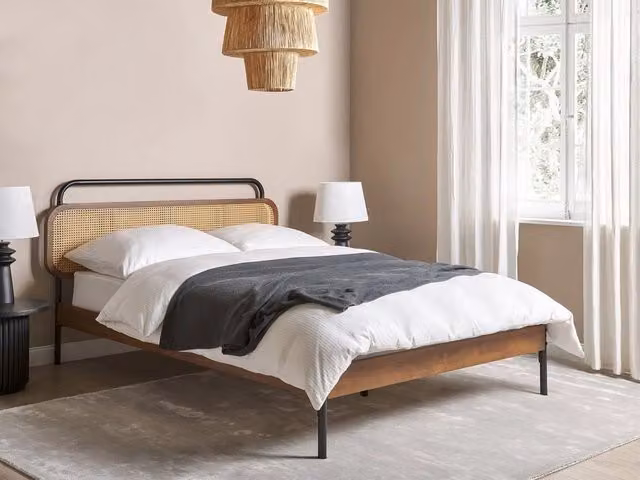 Letto matrimoniale moderno BELIANI con testata in rattan e base a doghe in legno di gomma marrone L/P/H: 140 x 200 cm