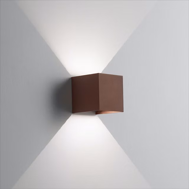 Applique da esterno Isy Cube in alluminio marrone con LED regolabile up/down e protezione IP54