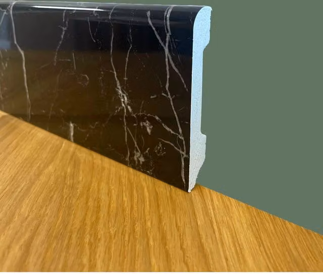 Battiscopa Lucido Nero Marquina Eternal Parquet in PVC H: 8,5 cm, L: 1,4 cm, P: 200 cm