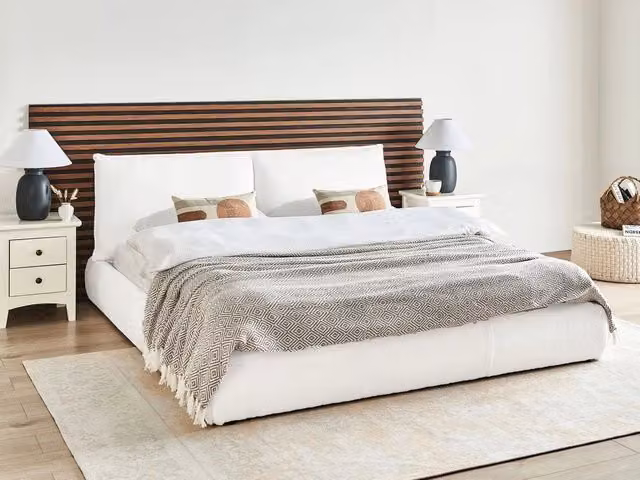 Letto matrimoniale Beliani in tessuto bouclé bianco stile classico L/P: 180 x 200 cm