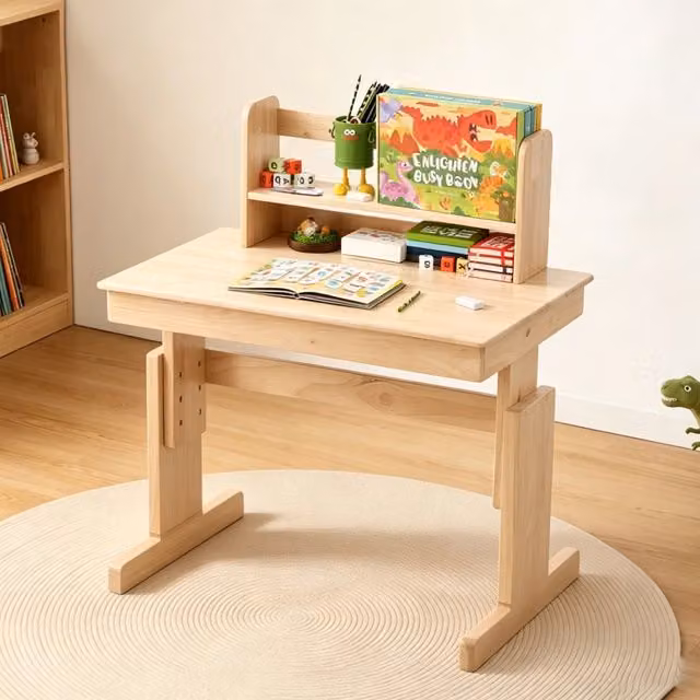 Scrivania regolabile per bambini WISHDOR in legno beige con piano inclinabile e manovella manuale