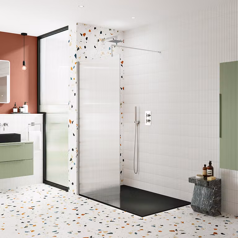 Box doccia Hudson Reed con vetro scanalato e piatto doccia rettangolare bianco, L: 140 cm, P: 80 cm
