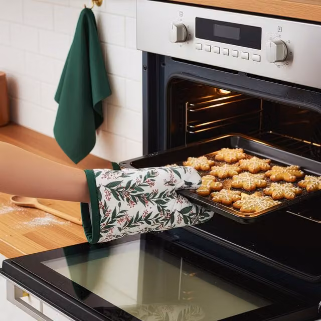 Set di guanto da forno, cucchiaio e strofinaccio KASANOVA con fantasia floreale agrifoglio verde in cotone lavabile a 30°C