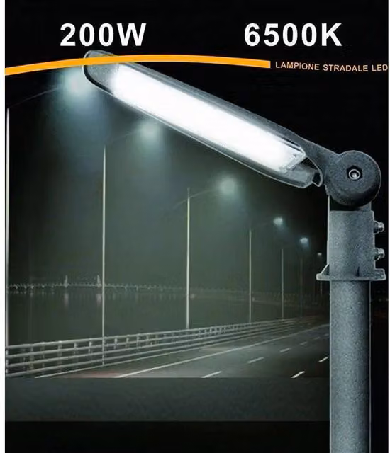 Lampada Stradale LED Trade Shop LP-200 Inclinabile, Faro Esterno da 200W con Luce Bianca Fredda 6500K, Colore Grigio, Grado di Protezione IP65