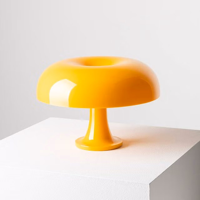 Artemide Nessino Lampada da tavolo in plastica gialla con tecnologia LED e lampadina sostituibile