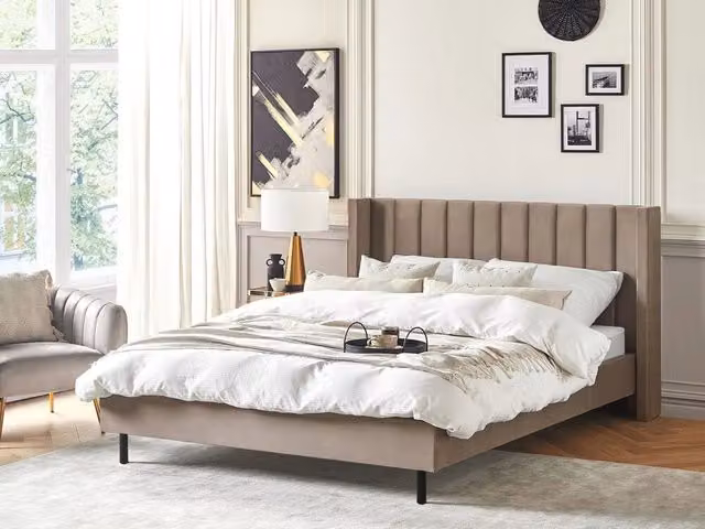 Letto matrimoniale Beliani in velluto beige stile glamour con doghe L/P: 180 x 200 cm
