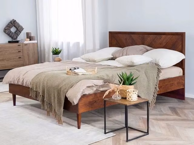 Letto matrimoniale moderno Beliani in legno marrone con rete a doghe e illuminazione sottostante L/P/H: 180 x 200 x 106 cm