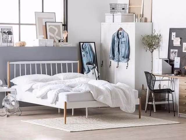 Letto Beliani in stile scandinavo bianco con gambe in legno di pioppo e base a doghe in metallo L/P: 160 x 200 cm
