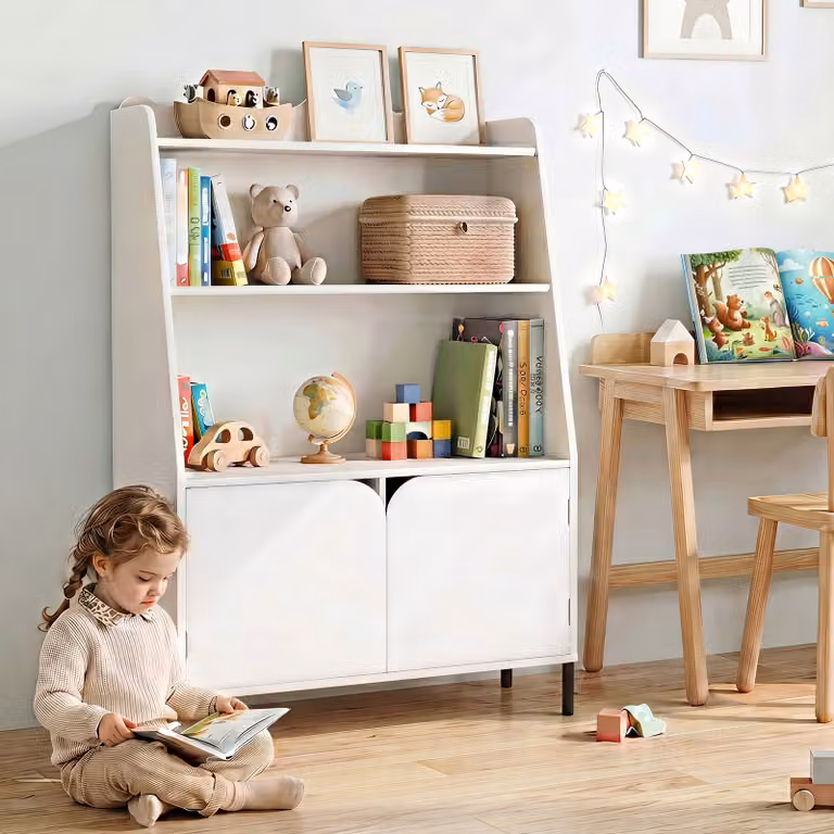 Libreria Montessori Costway in legno bianco per bambini con 3 ripiani aperti e 2 vani con ante per cameretta o asilo nido