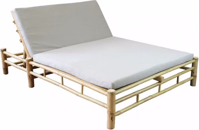 Letto Affinity con cuscini COSMA in legno e rattan nei colori marrone e grigio