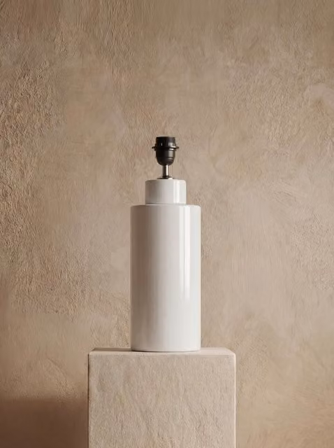 Base cilindrica per lampada in ceramica bianca Kenay Home con stile minimalista
