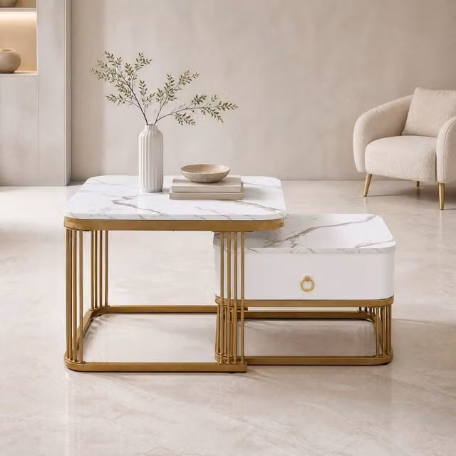 Set di tavolini da caffè impilabili MODFU con effetto marmo lucido bianco e dettagli oro in MDF e metallo, L/P/H: 60 x 60 x 45 cm e 50 x 50 x 34 cm