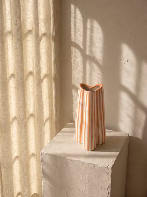 Vaso Ciss Kenay Home in ceramica arancione con decoro a righe per tavolo, H: 54 cm, L: 53,5 cm, P: 53,5 cm