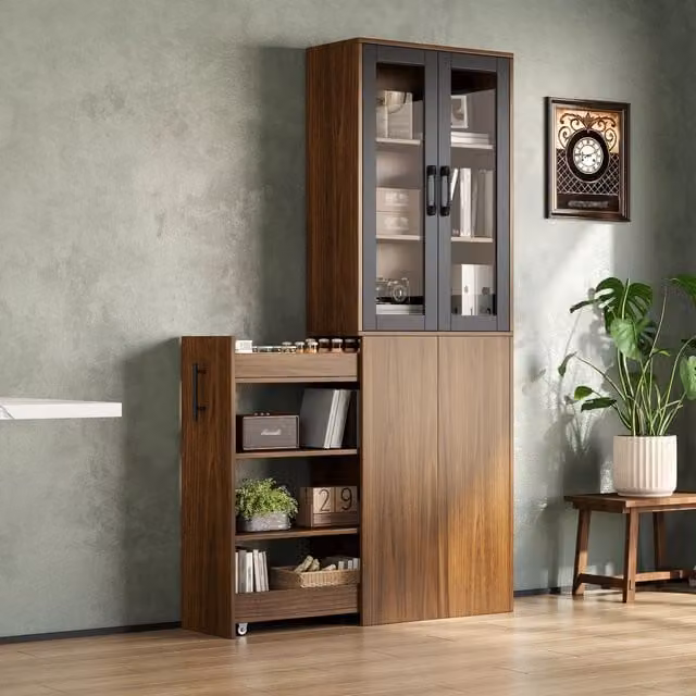 Mobile dispensa stretto FOLYNA con vetrine in vetro e carrello estraibile, 4 ripiani in MDF nero e naturale, L/P/H: 60 x 30 x 180 cm