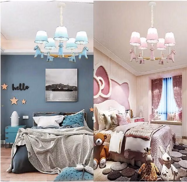 Lampadario a sospensione per cameretta Trade Shop con decorazione a cavallo in resina, 5 portalampada E27, disponibile in rosa o blu con dettagli oro/ottone